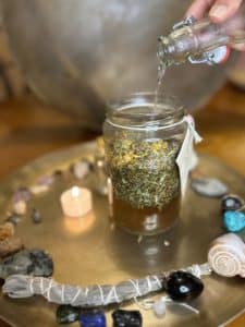 Avant de verser l’eau dans le flacon, enlève le sachet de ton infusion et la petite bouteille avec l’alcool